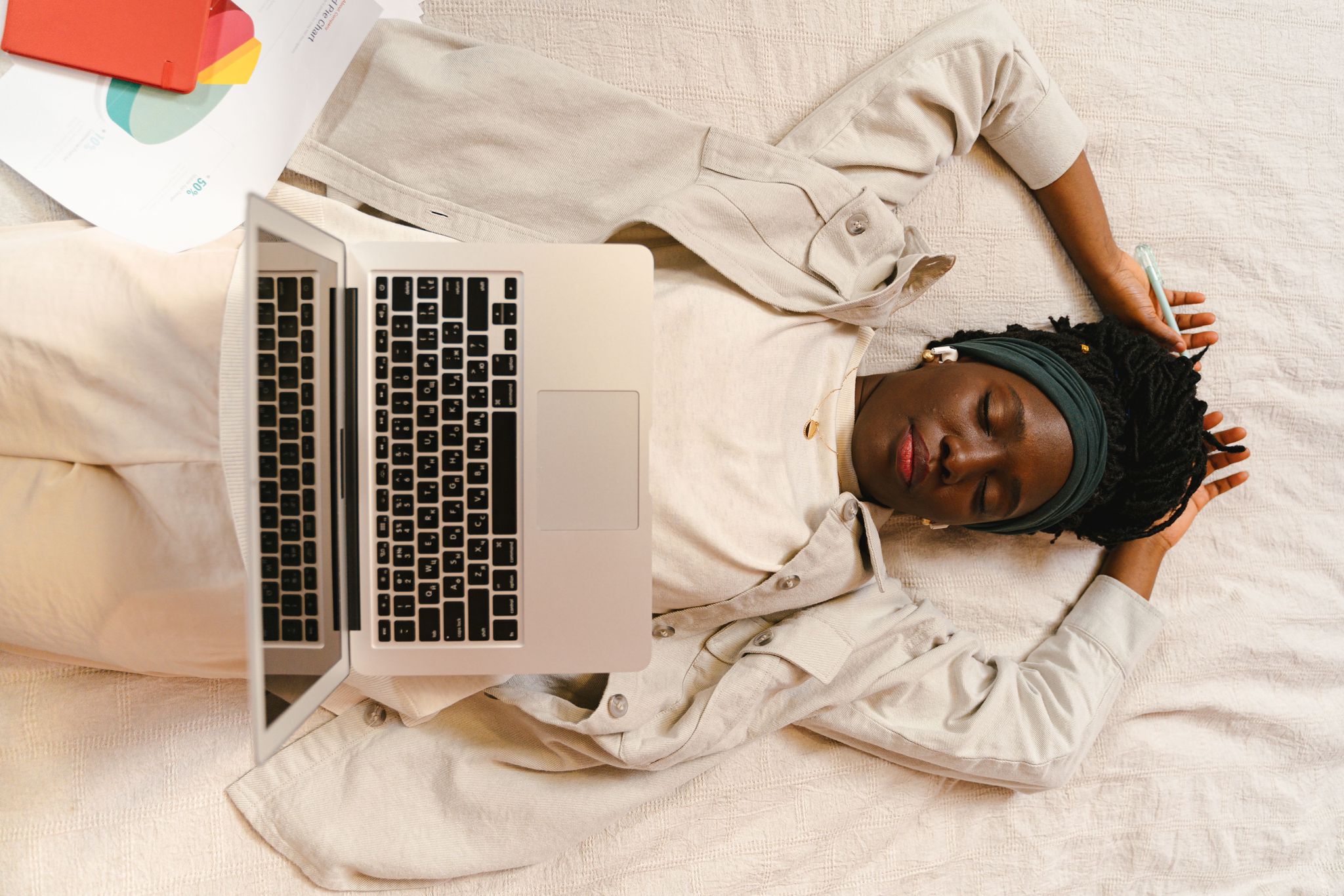 Persona distesa con computer e cuffie durante una pratica da casa.